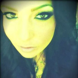 Meet your Posher, Crystal